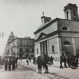 In origine la chiesa era stile neoclassico, con due colonne poste davanti all'ingresso dotate di capitelli ionici, sormontate da  un timpano triangolare e un orologio